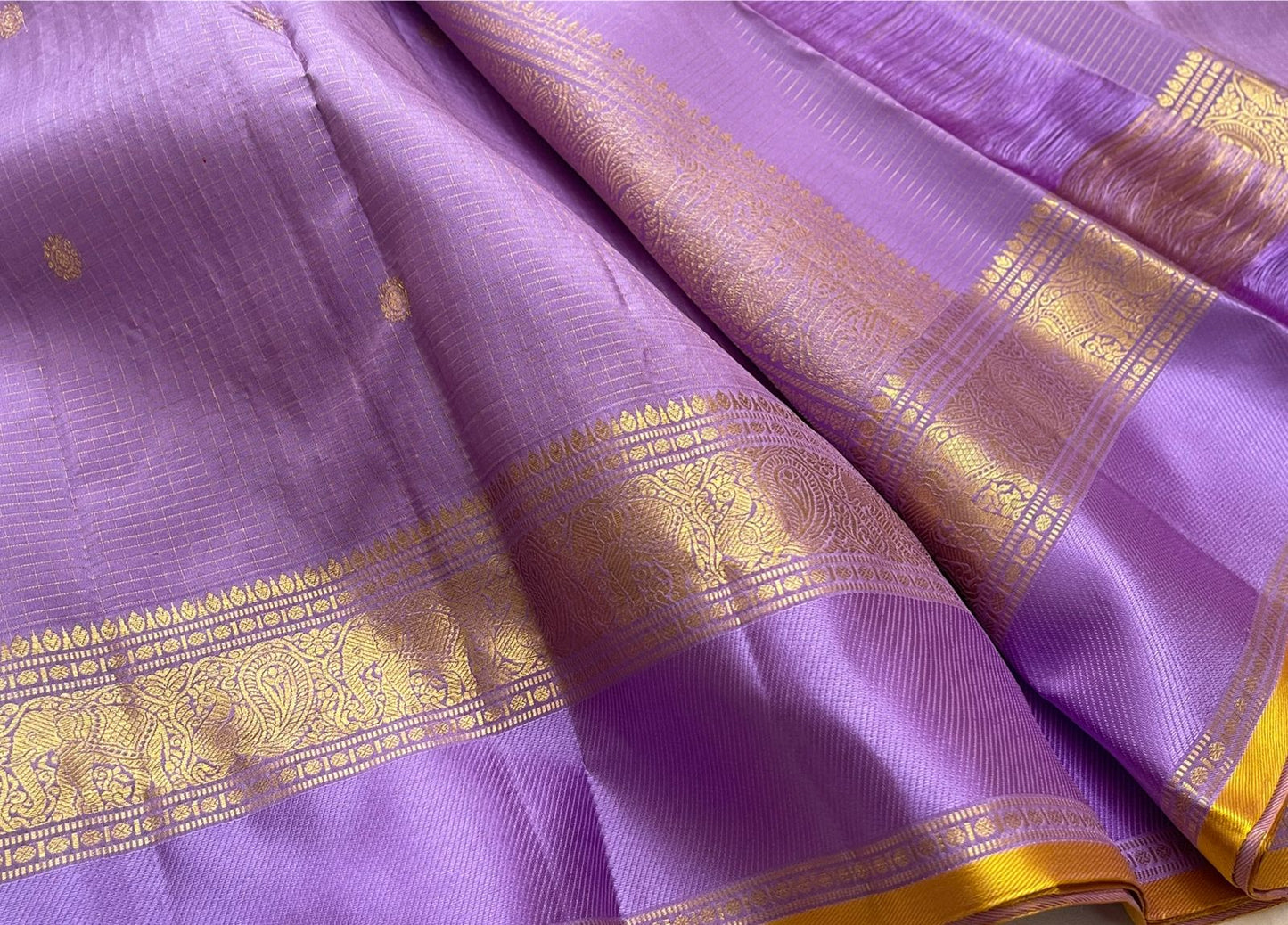 Blooming Lavender — Pure Silk Kanchipuram
Lavender body with oosi-kattam pinstripes, gaja-paisley zari borders & turmeric-gold selvedge ✨
Silk Mark Certified • Antique Zari Weave • Ships in Two Weeks • Free Shipping within USA