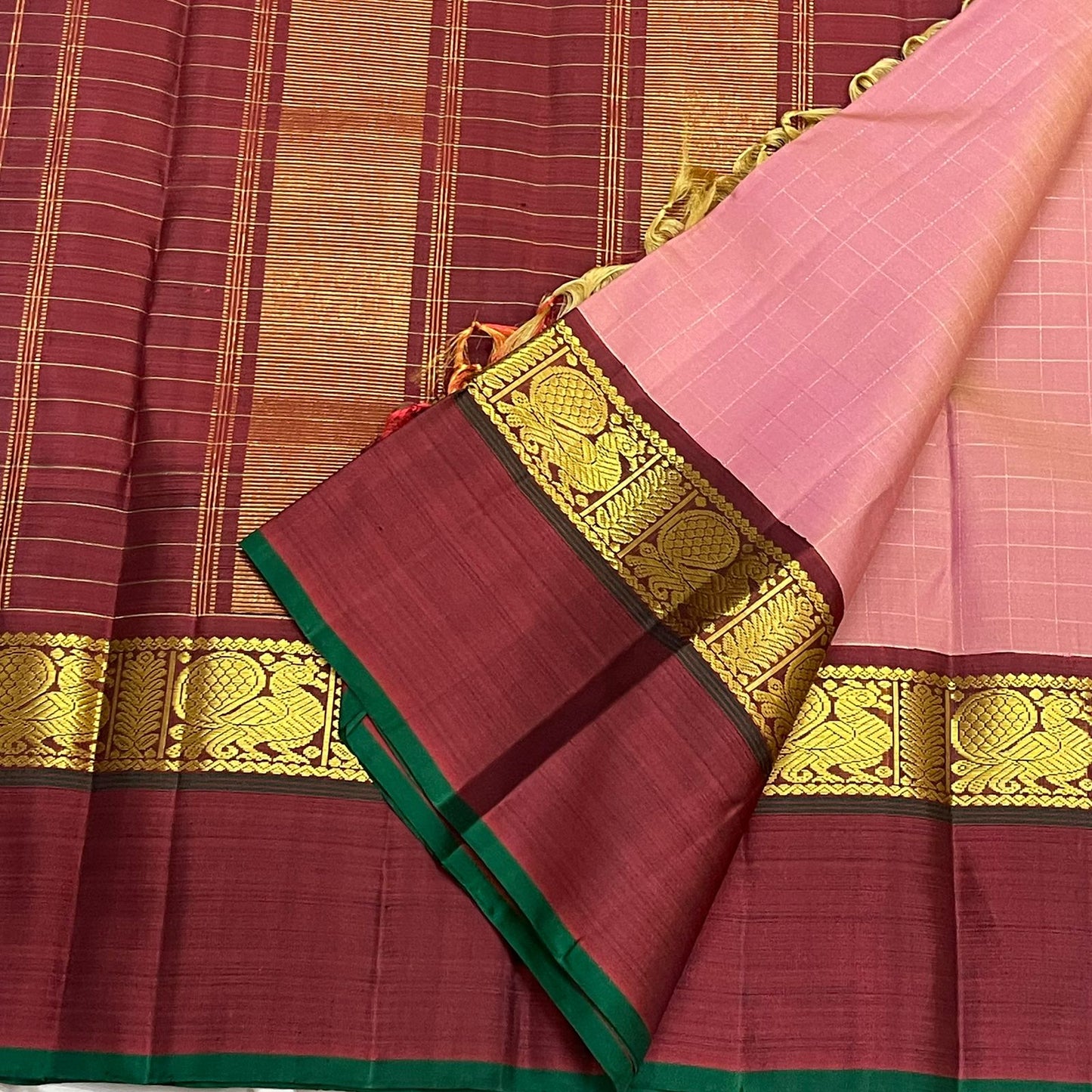 Arakku Rose — Pure Silk Kanchipuram Saree
Dusty-Rose Kattam Body • Arakku-Maroon Korvai Border • Antique-Gold Yali Zari • Grand Maroon Pallu
Matching Arakku Blouse • Silk Mark Certified • Free USA Shipping • ships in two weeks