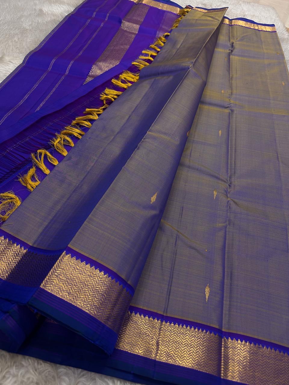 Periwinkle Neelam – Slate Blue & Violet Pure Kanchipuram Silk Saree ✨
Featuring gold leaf buttas, vaira-oosi chevron borders & royal violet pallu 💛
Silk Mark Certified ✅ | Ships in Two Weeks | Free Shipping within USA 🇺🇸