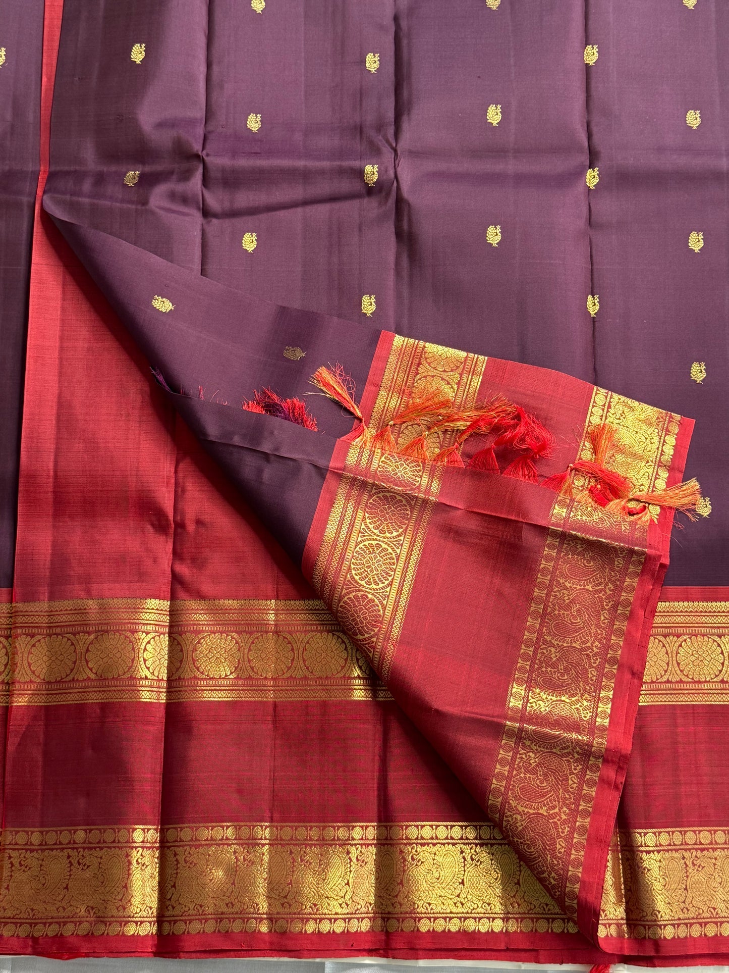 Paaku Shade Padma Crimson — Pure Silk Kanchipuram Saree
Aubergine body with gold mango buttas • Padma crimson korvai borders with lotus & paisley zari • Grand brocade pallu ✨
Silk Mark Certified ✅ • Free USA Shipping • Ships in Two Weeks 🚚