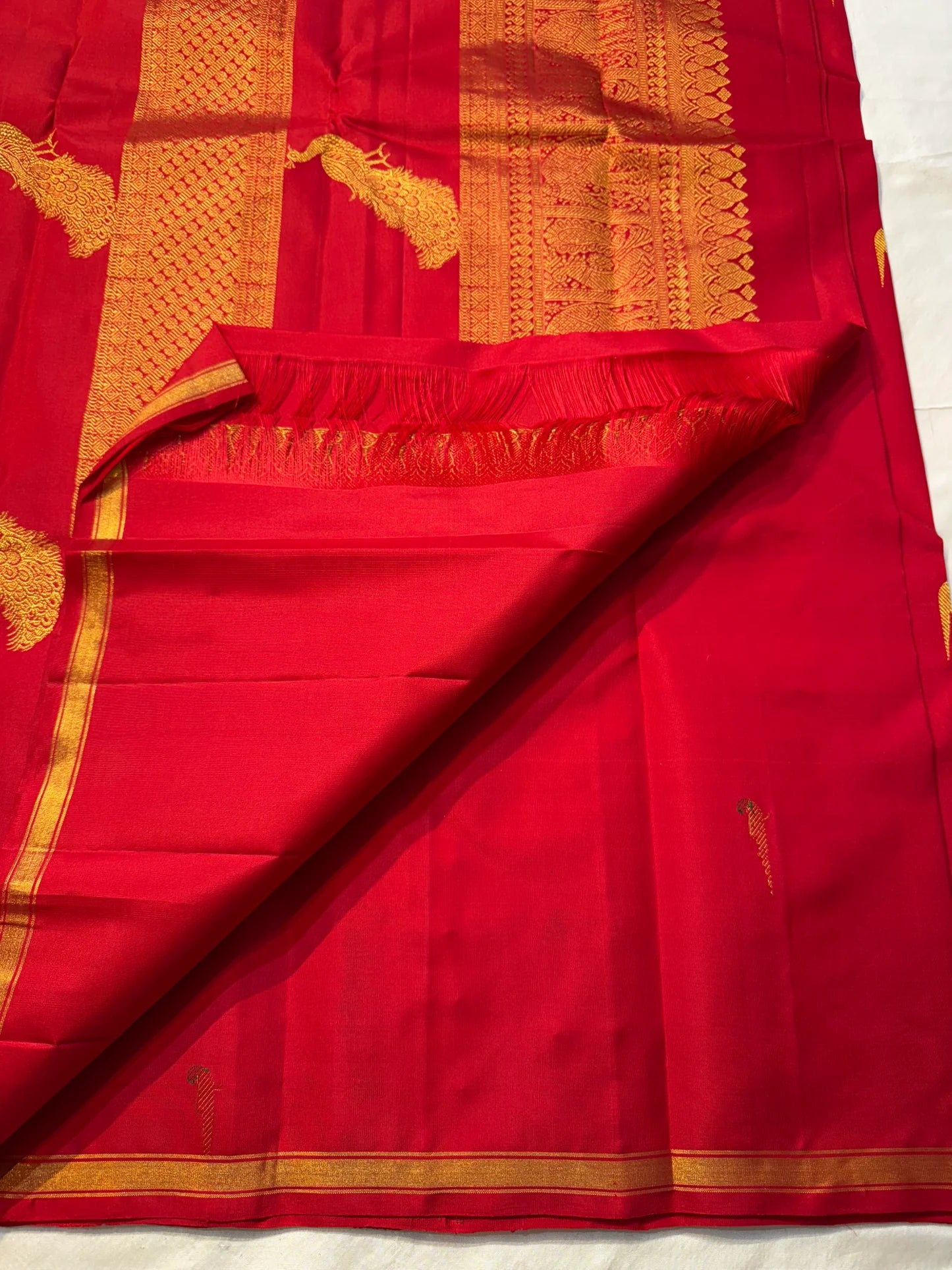 Mina Muniya ( parrot motif ) — Pure Silk Kanchipuram
Vermilion red body with golden muniya (parrot) motifs & intricate zari work ✨
Silk Mark Certified • Grand Mayil Pallu • Ships in Two Weeks • Free Shipping within USA