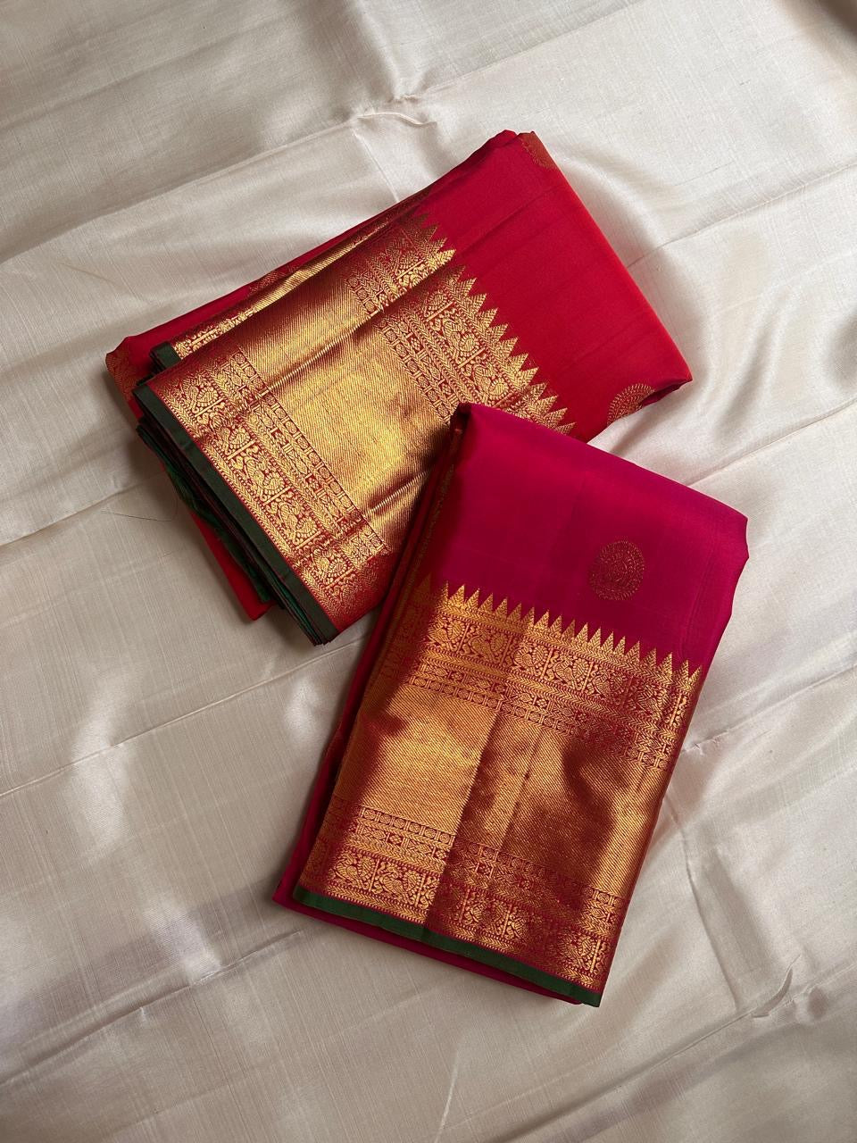 Srinagar Red Mayil Kamalam — Pure Silk Kanchipuram Saree
Temple-red body with gold mayil kamalam buttas ✨
Emerald-green korvai borders & grand gold pallu 💫
Silk Mark Certified ✅ • Free USA Shipping 🚚 • Ships in 2 Weeks