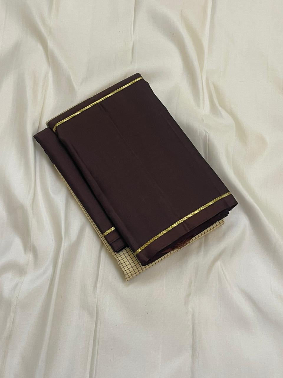 ✨ Siri Kattam — Pure Silk Kanchipuram Saree ✨
A refined butter-cream micro kattam body paired with deep coffee-brown panels, gold rope-zari borders and a zari pallu.
Silk Mark Certified • Free USA Shipping • Ships in 2  weeks , blouse stitching $30