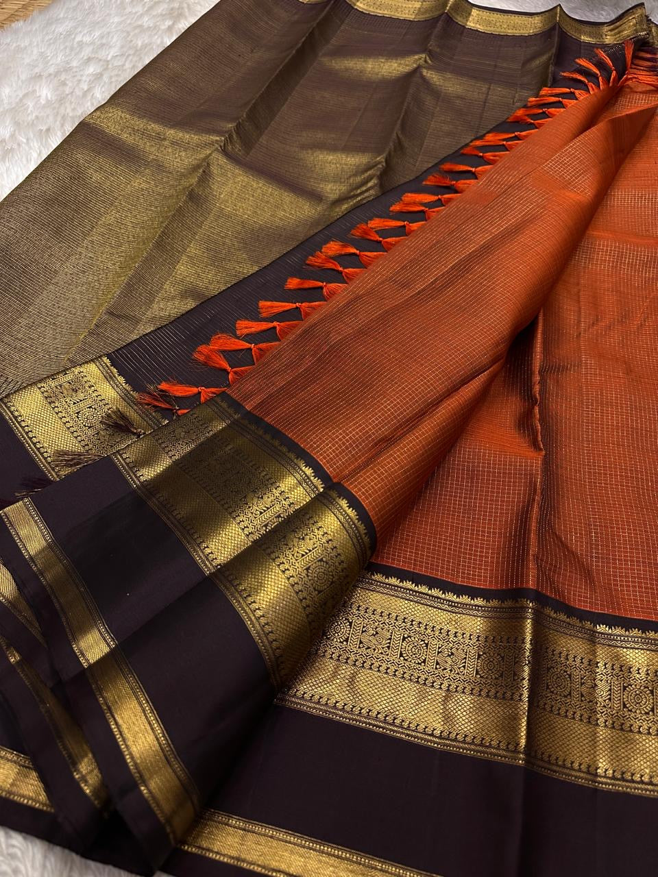 Podi Kattam Brown – Pure Kanchipuram Silk Saree
Heritage podi kattam checks in a rich burnt-brown body ✨
Majestic brocade pallu with diamond jaal & thazampoo reku. Silk Mark Certified, delivery in 2 weeks