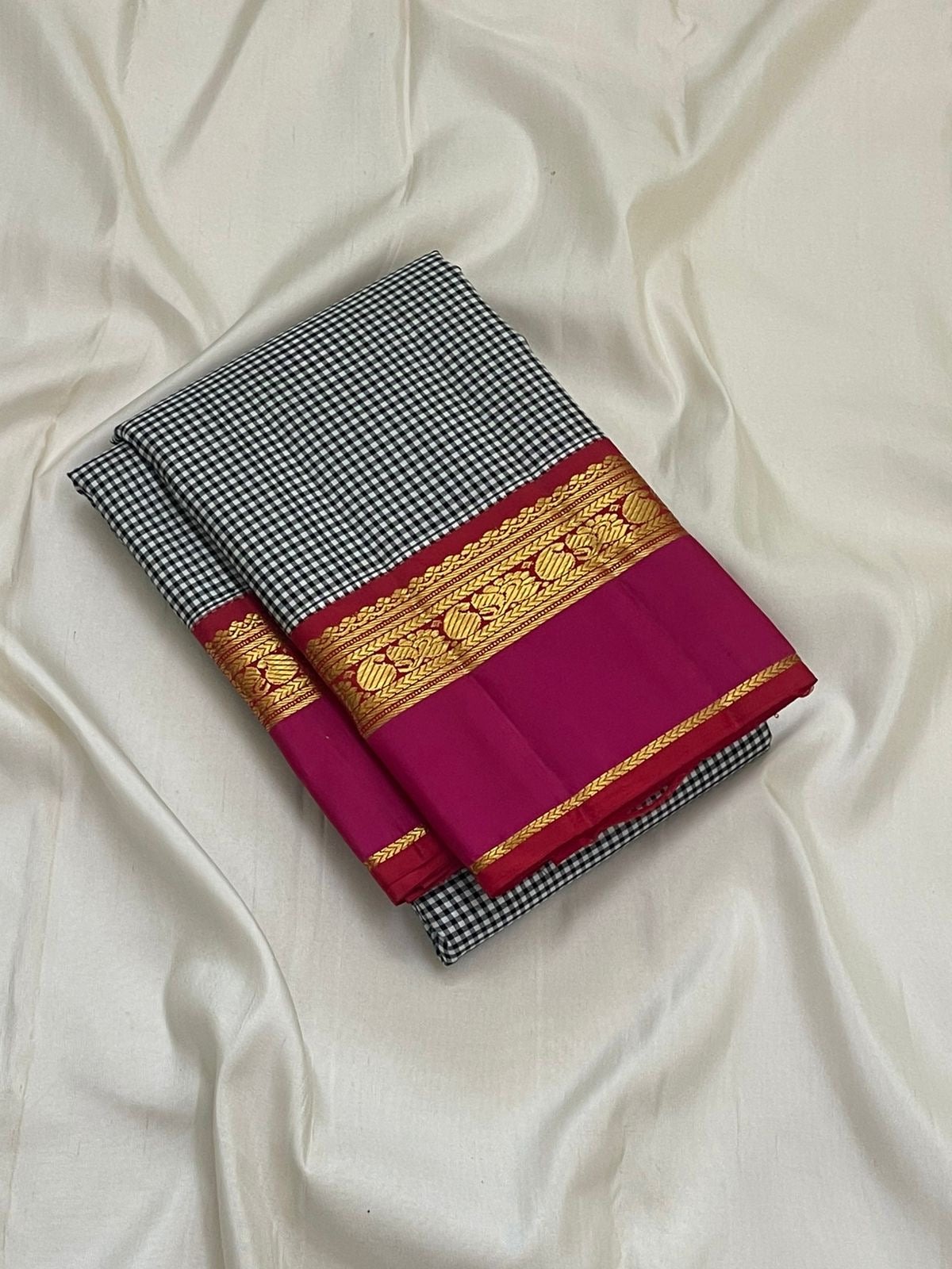 Rani Ember Podi Kattam — Pure Silk Kanchipuram Saree
Black & Ivory Micro Checks with Rani Magenta–Orange Korvai Border ✨
Silk Mark Certified • Fall & Pico Done • Ships in Two Weeks • Free USA Shipping ✅