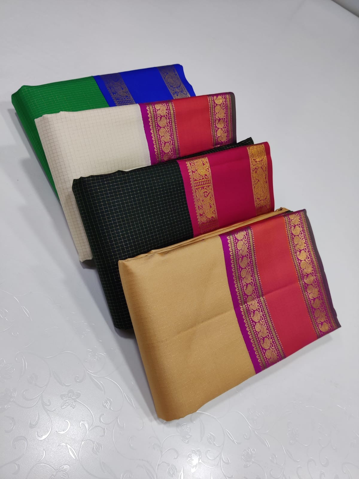 Gold Rose – Pure Kanchipuram Silk Saree
Golden Body with Subtle Self-Texture ✨
Rani-Pink Rettapet Border with Gold Zari
Grand Rani-Pink Brocade Pallu with Traditional Motifs
Silk Mark Certified, delivery in 2 weeks