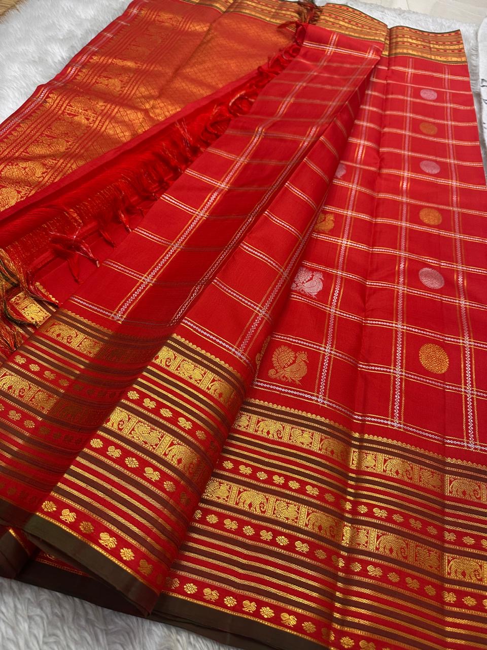 Vermilion Varisaipet – Pure Kanchipuram Silk Saree
Deep Vermilion Red Body with Golden Zari Checks & Buttas
Grand Varisaipet Border with Temple & Floral Motifs
Radiant Red-Orange Pallu Adorned with Lustrous Zari
Silk Mark Certified, delivery in 2 weeks