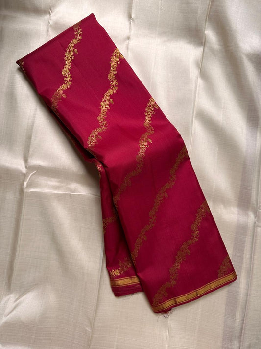 Lakshmi Kodi — Sindoor Red Pure Silk Kanchipuram
With 2g zari creeper vines (kodi) across the body 🌸
Classic gold kaddi borders & grand brocade pallu ✨
Perfect festive drape for Diwali, weddings & temple wear 🪔
Silk Mark Certified • Free Shipping