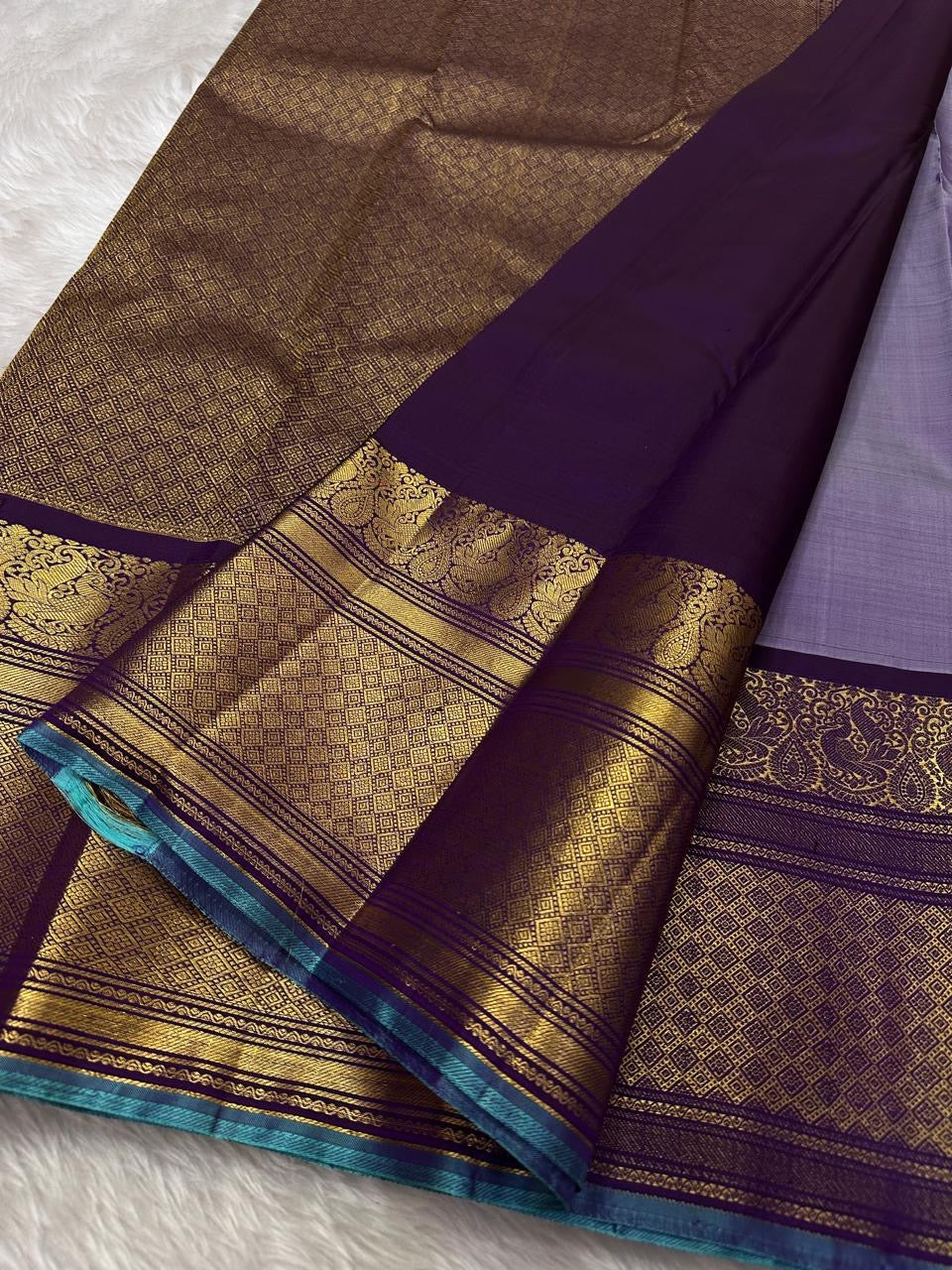 Vadamalli Lilac Kattam — Kanchipuram Pure Silk
Plum (Vadamalli) body • Rich gold zari diamond-jaal pallu
Royal mango–paisley borders with teal selvedge piping
Silk Mark Certified ✅  Free Shipping within USA ✅
Ships in Two Weeks | Dispatch in 1 W