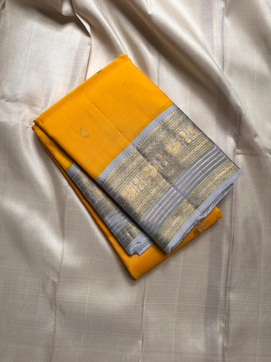 Soundarya Gray – Haldi Yellow & Silver-Grey Pure Silk Kanchipuram Saree
Peacock-vine korvai borders & grand silver-brocade pallu ✨
Silk Mark Certified • Ships in Two Weeks • Free Shipping within USA ✅
