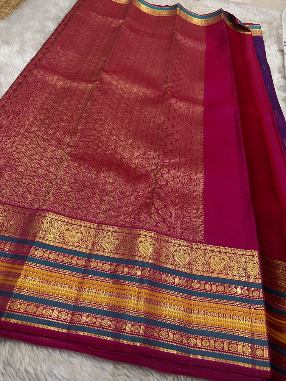 Kamini ✨ — Magenta & Purple Pure Kanchipuram Silk Saree
With Bold Multi-Colored Traditional Korvai Border
Adorned in Fine Gold Zari with Intricate Motifs
Grand Purple Pallu Woven in Classic Zari Weaves
Contrast Blouse with Matching Korvai Border