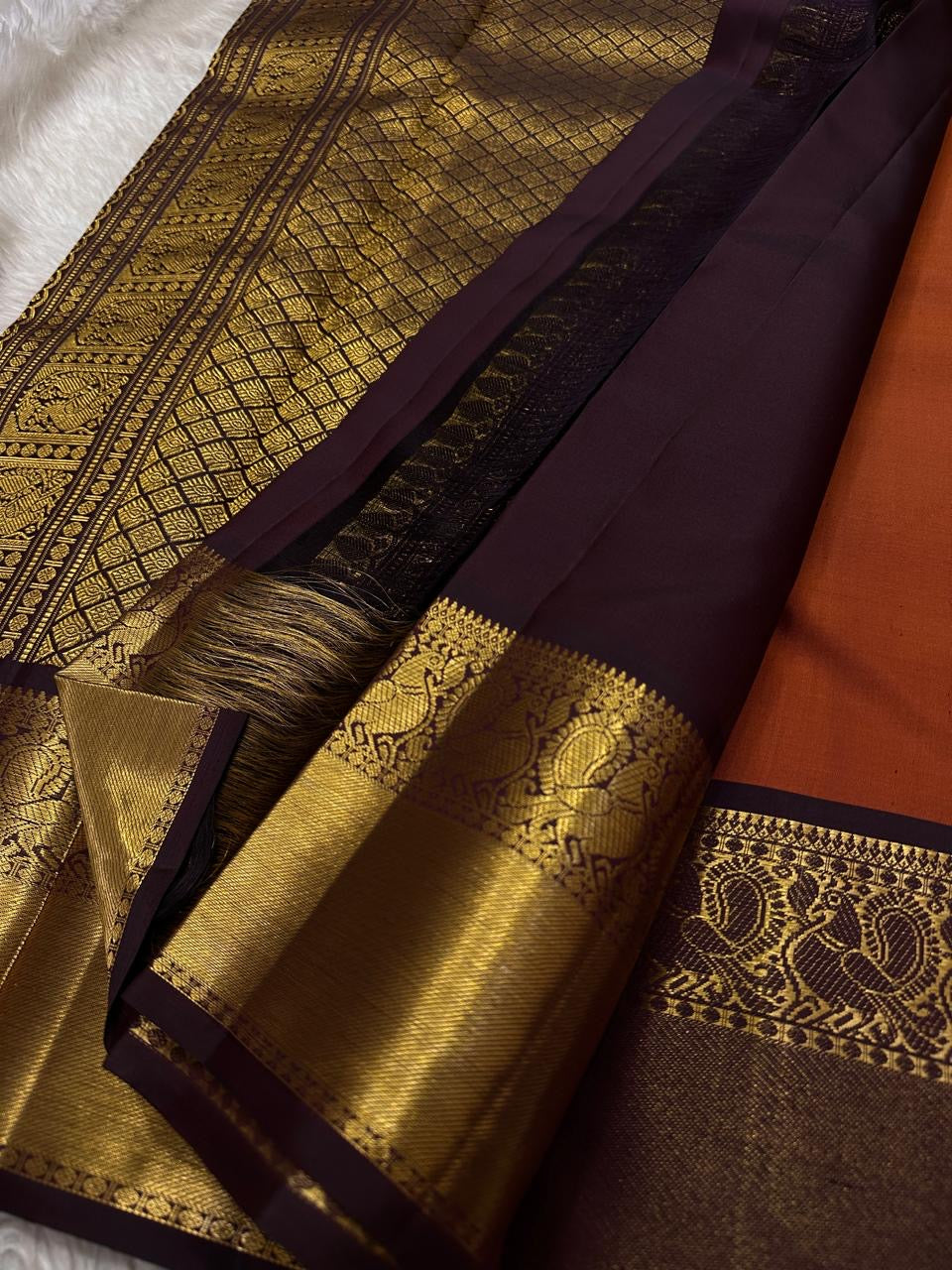🦚 Rust Orange Gandaberunda — Coffee Brown Korvai Kanchipuram
Pure Silk | Gandaberunda (Double-Headed Eagle) Zari Border
Rust Orange Body with Chakram & Mango Buttas ✨
Coffee Brown Brocade Pallu with Diamond Jaal 💛
Silk Mark Certified | Free Sh..