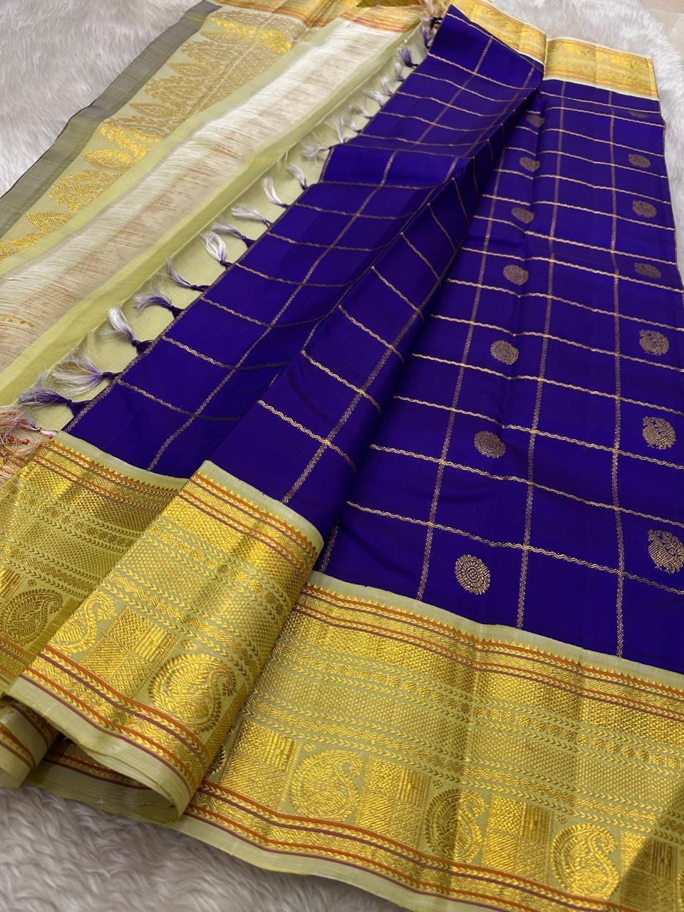 Amethyst Mayil Chakram – Pure Kanchipuram Silk Saree
Zari Kattam Checks with Peacock Motifs
Deep Violet Body with Golden Zari Detailing
Light Green Borders with Paisley Weaves
Silk Mark Certified, delivery in 2 weeks