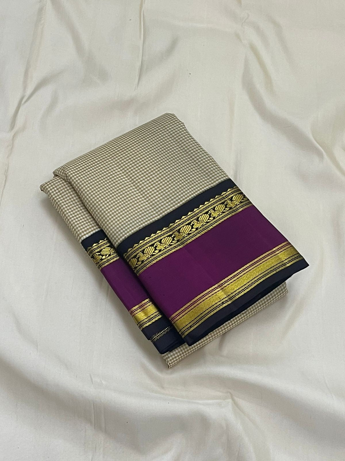 Biscuit Beige Amethyst — Pure Silk Kanchipuram (Handloom)
Micro kattam checks in biscuit-beige with amethyst korvai borders & black selvedge
Silk Mark Certified • Free USA Shipping • Ships in 1 Week (2 Weeks with stitching) ✅