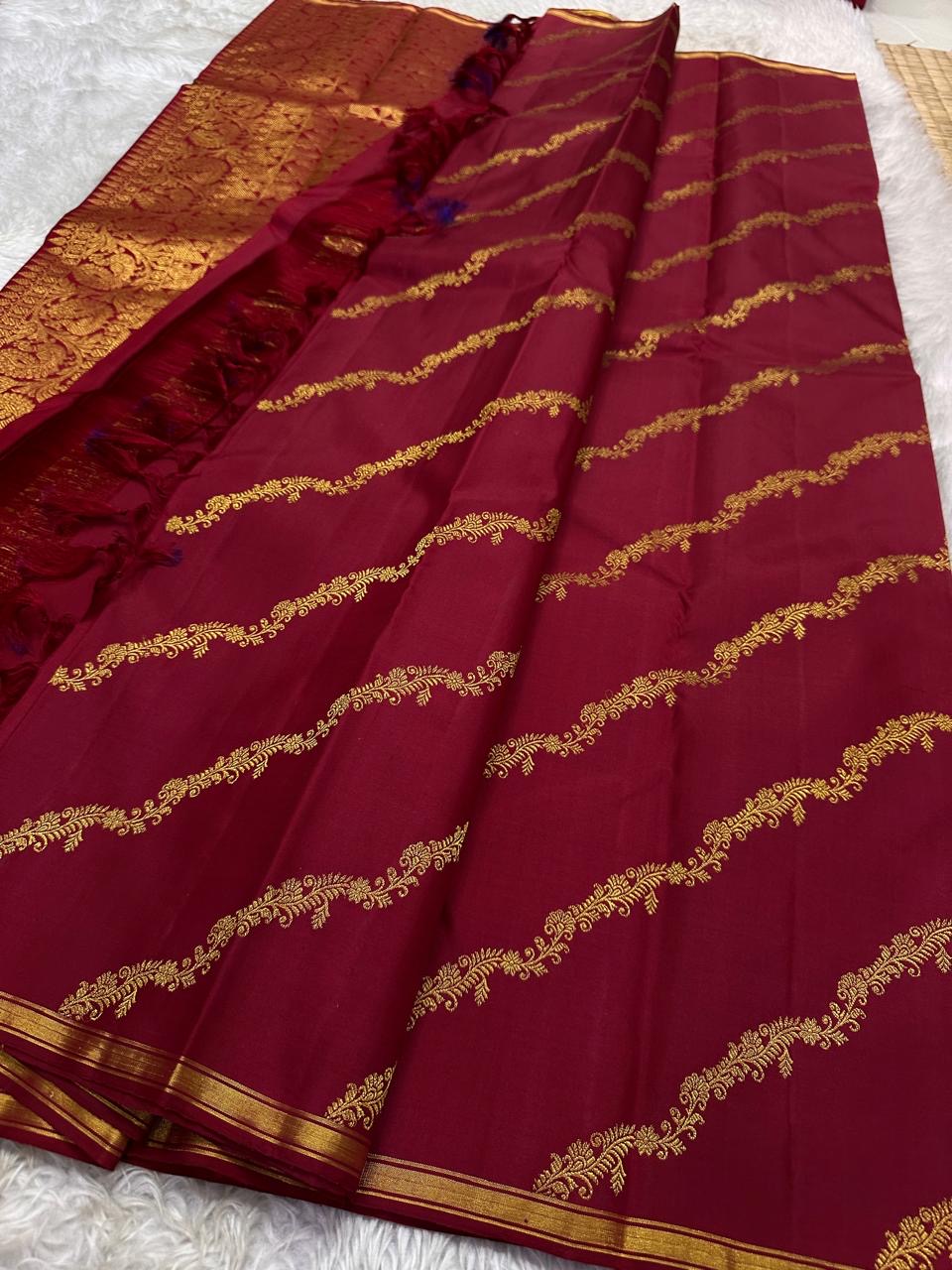 Lakshmi Kodi — Sindoor Red Pure Silk Kanchipuram
With 2g zari creeper vines (kodi) across the body 🌸
Classic gold kaddi borders & grand brocade pallu ✨
Perfect festive drape for Diwali, weddings & temple wear 🪔
Silk Mark Certified • Free Shipping