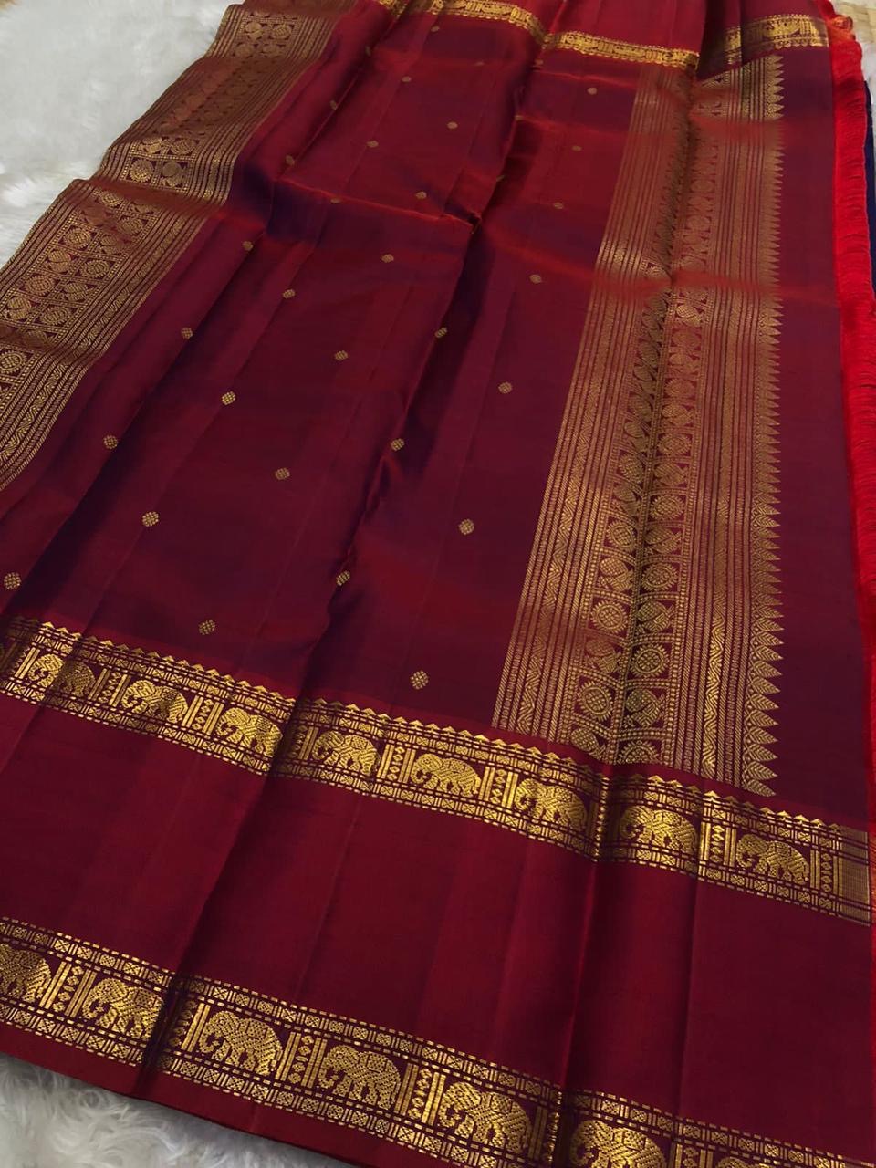 ✨ Gandaberunda Neela Varnam — Pure Silk Kanchipuram Saree ✨
Royal navy body with gold elephant & Gandaberunda motifs, rich araku-maroon korvai borders, and temple zari pallu.
Silk Mark Certified ✅ • Fall & Pico Done ✅ • Blouse Stitching Available ($30) ✅