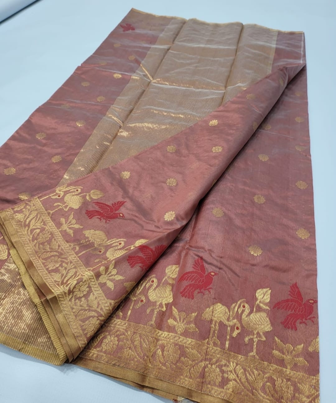 Flamingo mauve 🦩
Pure Silk Chanderi Handloom Saree
Mauve-Pink Body with Zari Buttas All Over
Flamingo & Floral Motifs with Red Mina Highlights
Gold Selvedge | Luxurious Zari Pallu | Blouse fabric Attached
Stitching available