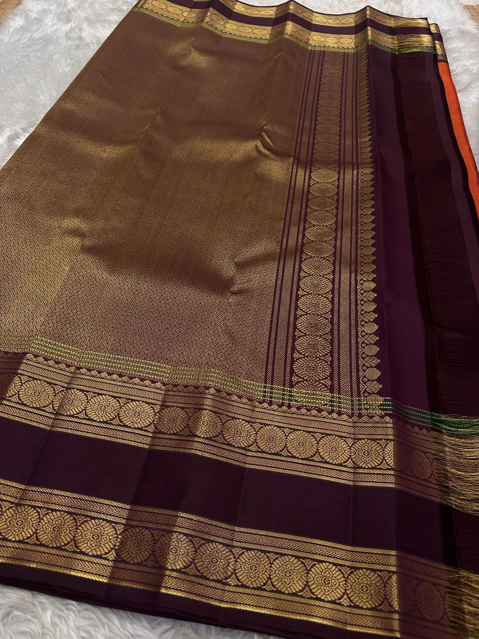 Ishwaryam 🍂🧡✨
Orange Rust Handwoven Kanchipuram Silk Saree with Majestic Gandaberunda Zari Adai Motif 🕊️🌟
Ornate Rettapet Border with Delicate Kamalam Seer Floral Detailing 🌺🪡
Deep Coffee Brown Pallu Adding Warmth and Elegant Contrast ☕🌿