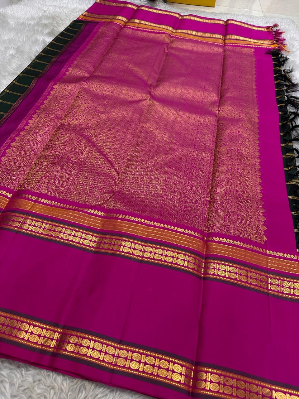 Rani Maragatham Zari Kattam — Pure Silk Kanchipuram (Handloom)
Emerald green body with fine gold kattam checks & zari lines • Vibrant rani-pink border with temple coin motifs
Rich rani-pink pallu with antique-gold zari panels • Silk Mark Certified ✅ Free