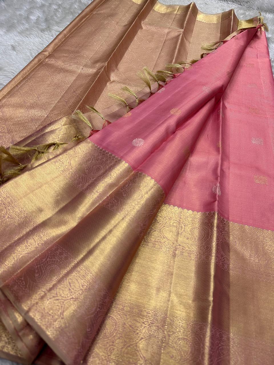 ✨ Rose Vairaoosi — Pure Silk Kanchipuram Saree ✨
Blush rose body with fine vairaoosi stripes and gold coin buttas, framed by antique-gold paisley brocade borders and a glowing full zari pallu.
Silk Mark Certified ✅ • Free Shipping within USA 🇺🇸 •