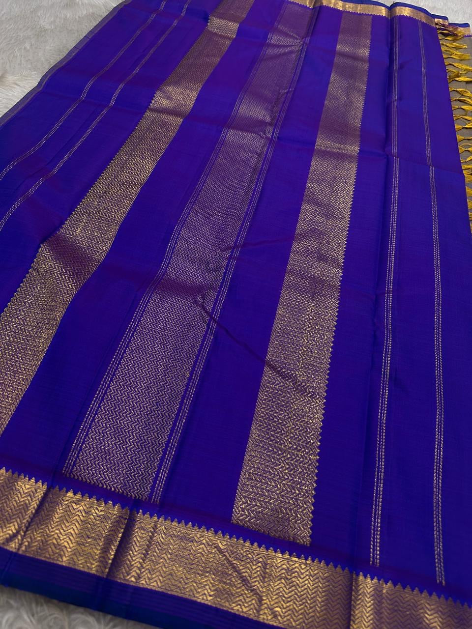 Periwinkle Neelam – Slate Blue & Violet Pure Kanchipuram Silk Saree ✨
Featuring gold leaf buttas, vaira-oosi chevron borders & royal violet pallu 💛
Silk Mark Certified ✅ | Ships in Two Weeks | Free Shipping within USA 🇺🇸