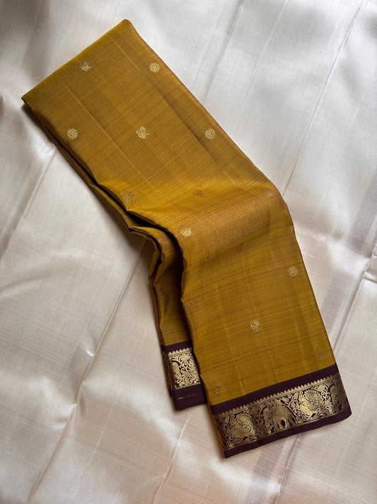 Ponni Rustic Glow – Mustard & Maroon Pure Kanchipuram Silk Saree ✨
Featuring zari coin buttas, elephant & peacock borders, and grand pallu 💛
Silk Mark Certified ✅ | Ships in 2 Weeks | Free Shipping within USA 🇺🇸