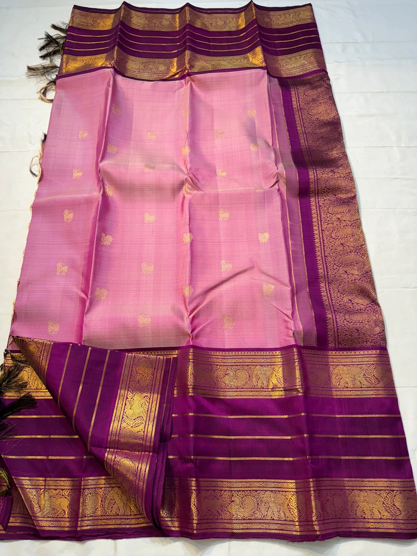 Swarna Sugantham — Pure Silk Kanchipuram Saree
Ombre rose-to-blush pink body with zari paisley buttas and rich rani-magenta borders in gold vine motifs.
Silk Mark Certified • Blouse Stitching Available ($30) • Free USA Shipping • Ships in Two Weeks.
