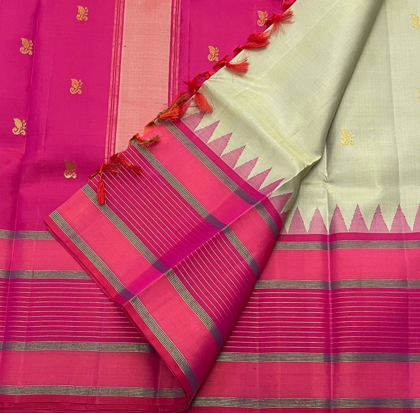 Cardamom Roja • Pure Silk Kanchipuram Saree
Pista Green with Gold Buttas • Rani Pink Contrast & Silver Zari Borders
Silk Mark Certified • Free USA Shipping • Ships in Two Weeks ✅