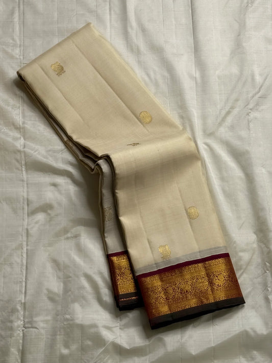 Ivory Divyam — Pure Silk Kanchipuram Saree
Ivory Body with Gold Coin & Paisley Buttas | Arakku Maroon Chakra Border | Brocade Pallu
Silk Mark Certified ✅ • Fall & Pico Done ✅ • Blouse Stitching ($30) ✅ • Ships in Two Weeks • Free Shipping within USA 🇺🇸