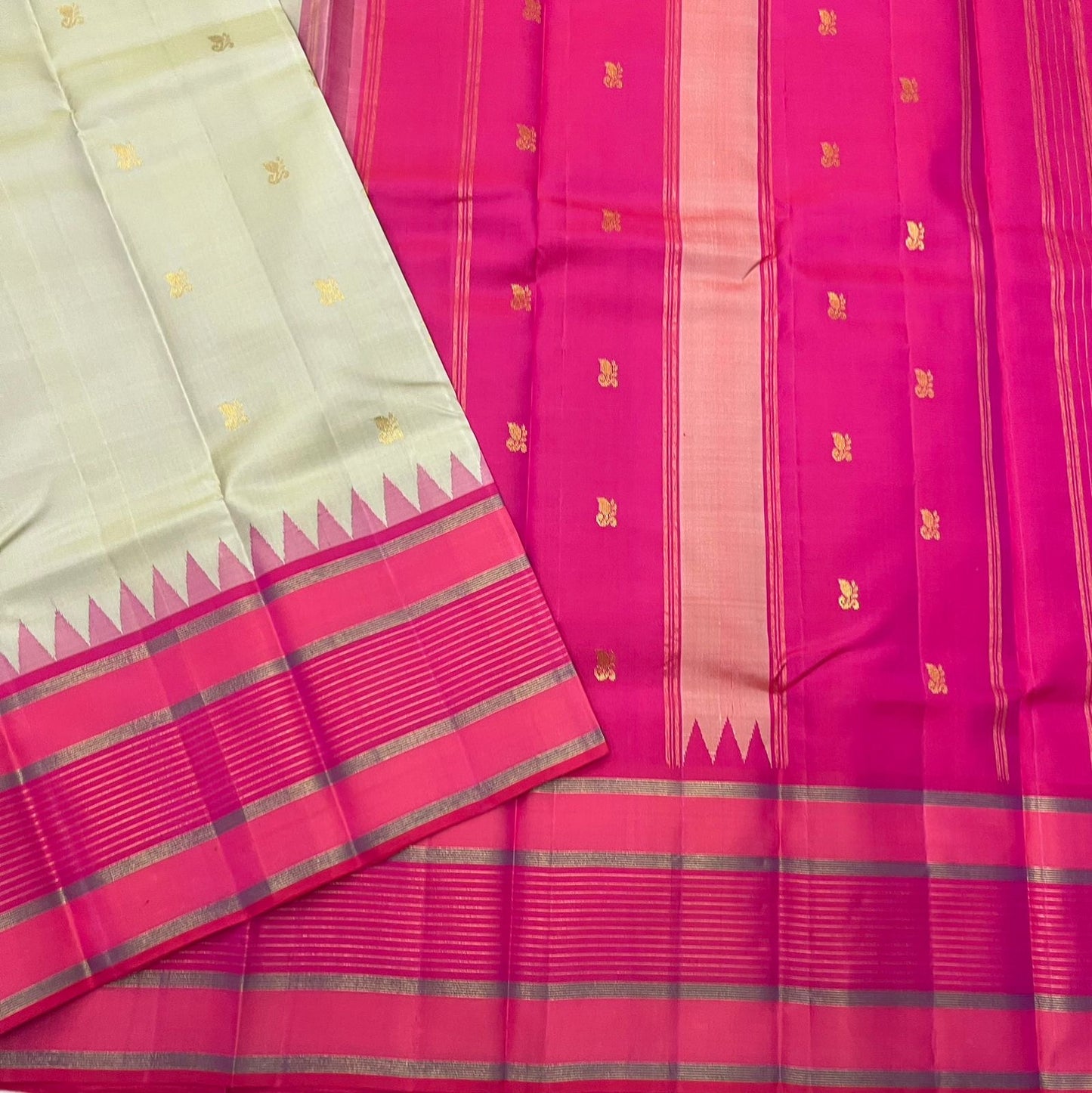 Cardamom Roja • Pure Silk Kanchipuram Saree
Pista Green with Gold Buttas • Rani Pink Contrast & Silver Zari Borders
Silk Mark Certified • Free USA Shipping • Ships in Two Weeks ✅