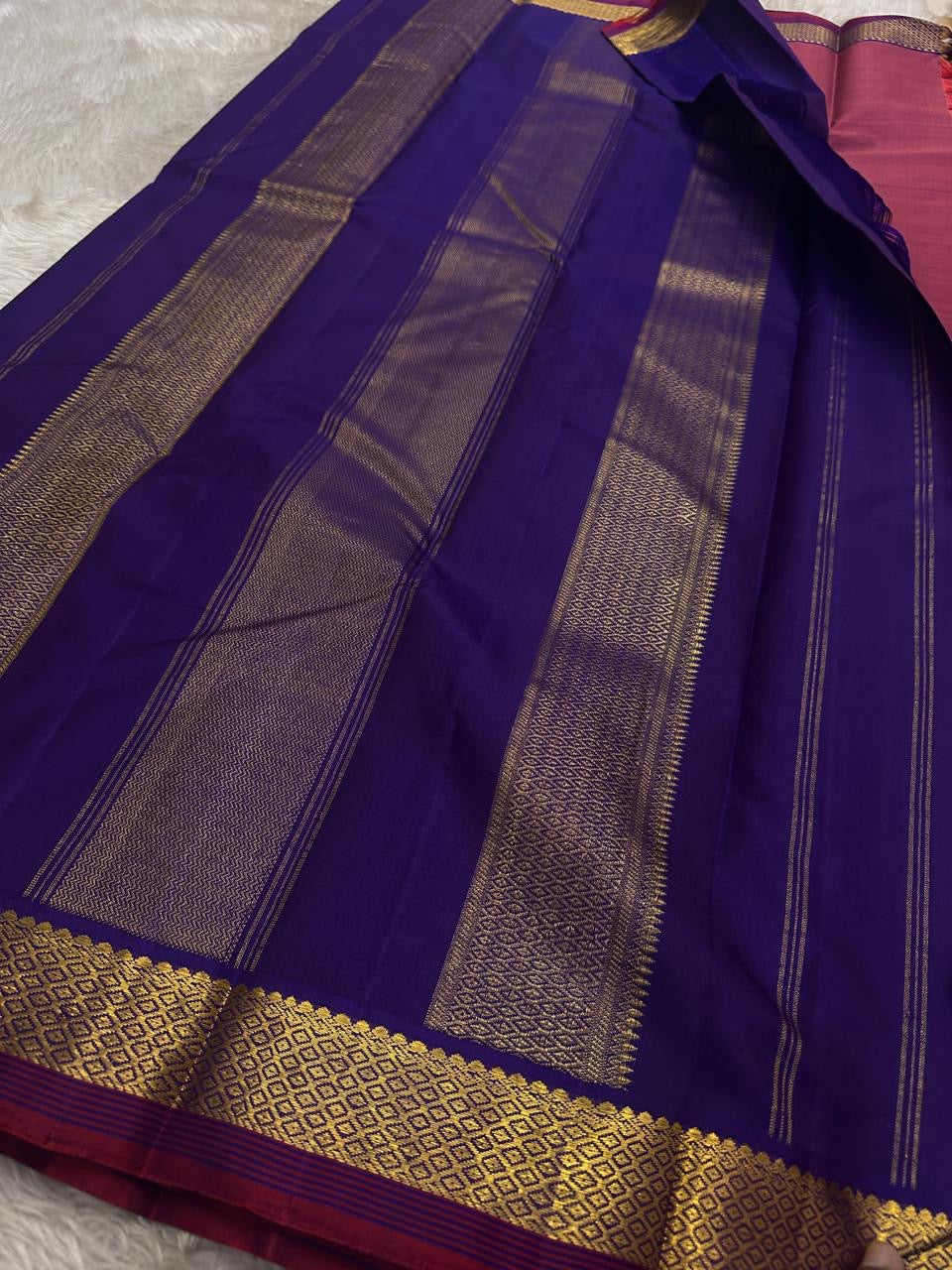 Vaidehi Violet Shot Amethyst – Pure Kanchipuram Silk Saree ✨
Featuring gold paisley buttas, vaira-oosi diamond borders & royal violet pallu 💜
Silk Mark Certified ✅ | Ships in Two Weeks | Free Shipping within USA 🇺🇸