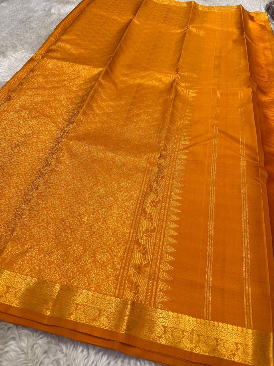 Small Border – Golden Mustard 🌼
Pure Kanchipuram silk in deep golden-mustard with petite zari buttas and floral vines border ✨
Silk Mark Certified • Free USA Shipping • Ships in Two Weeks ✅