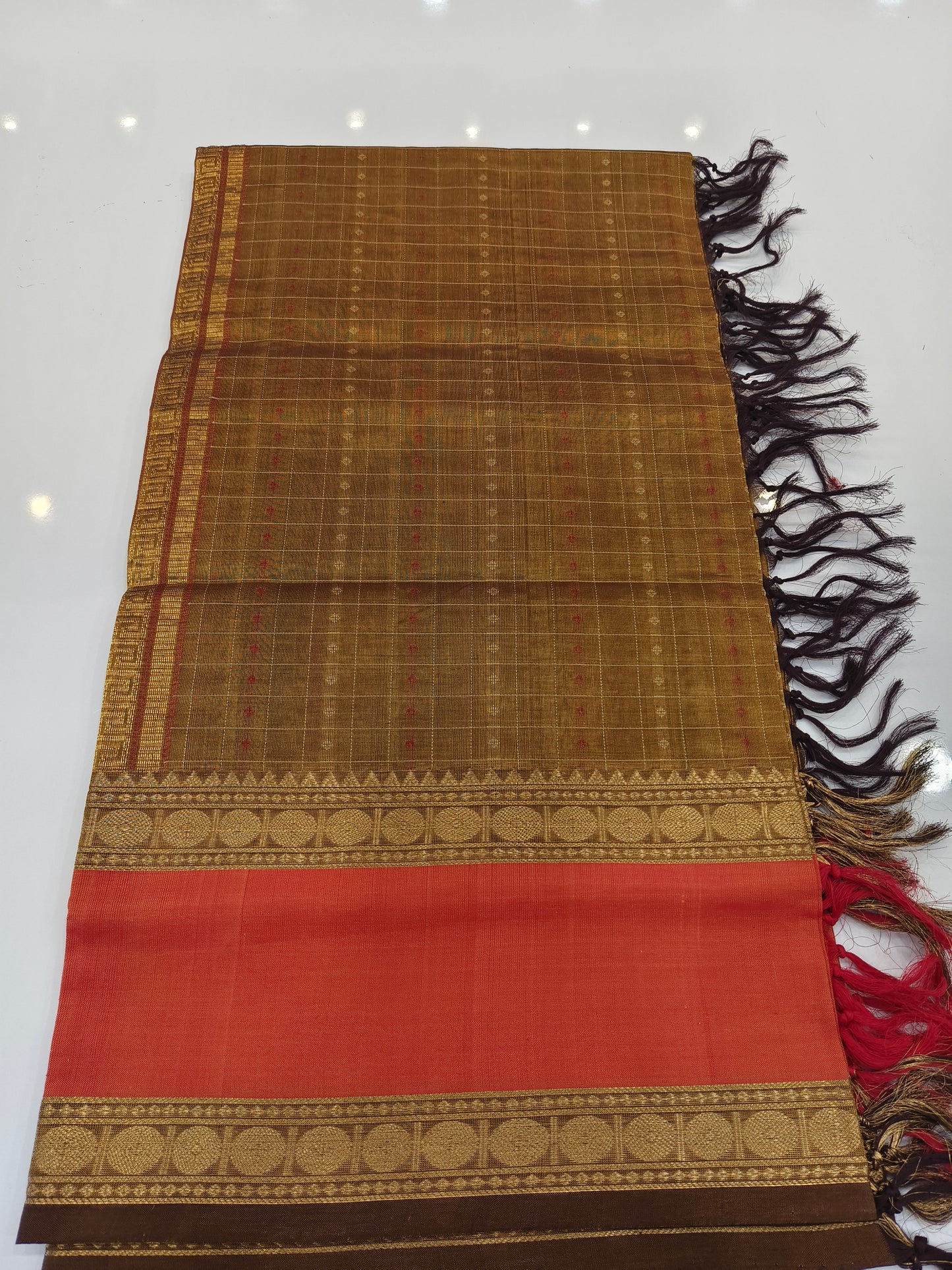 Silk-Cotton Dupatta — The Versatile Voni
Wear as a dupatta over Kurtis or as a graceful Half Saree langa bono
Handwoven | Lightweight | Elegant for Festive Styling