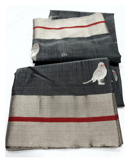 Chidiyaa 🌼✨
Pure Silk Chanderi Handloom Ash Grey Saree
Adorned with Red Mina & Intricate Zari Buttas
Contrasting Elegance with Luxurious Zari Pallu
Fall & Pico Done | Blouse Attached | Stitching Available