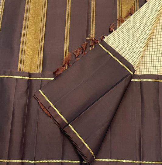 ✨ Siri Kattam — Pure Silk Kanchipuram Saree ✨
A refined butter-cream micro kattam body paired with deep coffee-brown panels, gold rope-zari borders and a zari pallu.
Silk Mark Certified • Free USA Shipping • Ships in 2  weeks , blouse stitching $30
