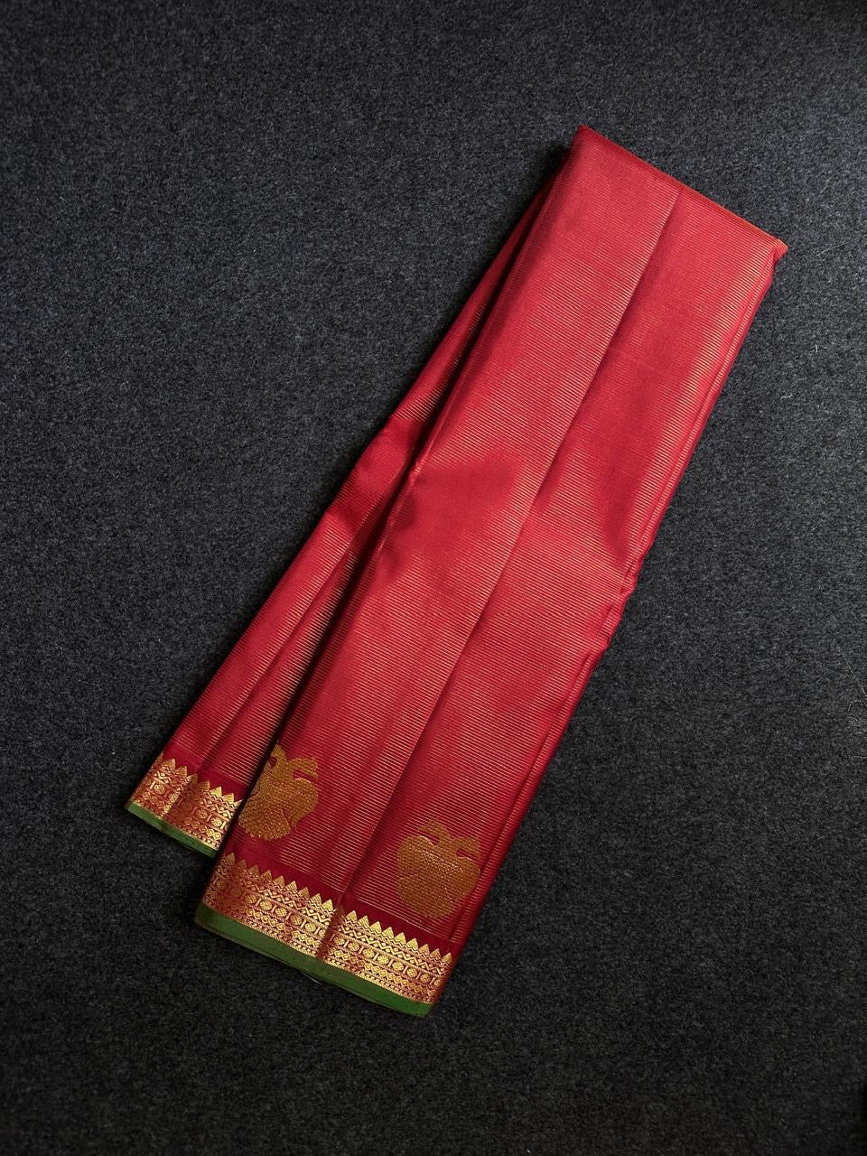 Arakku Gandaberunda vairaoosi — Pure Silk Kanchipuram Saree
Deep arakku  in fine vaira oosi weave with gold Gandaberunda motifs 🦅
Antique-gold temple borders & emerald-green selvedge • Silk Mark Certified • Free USA Shipping • Ships in Two Weeks ✅