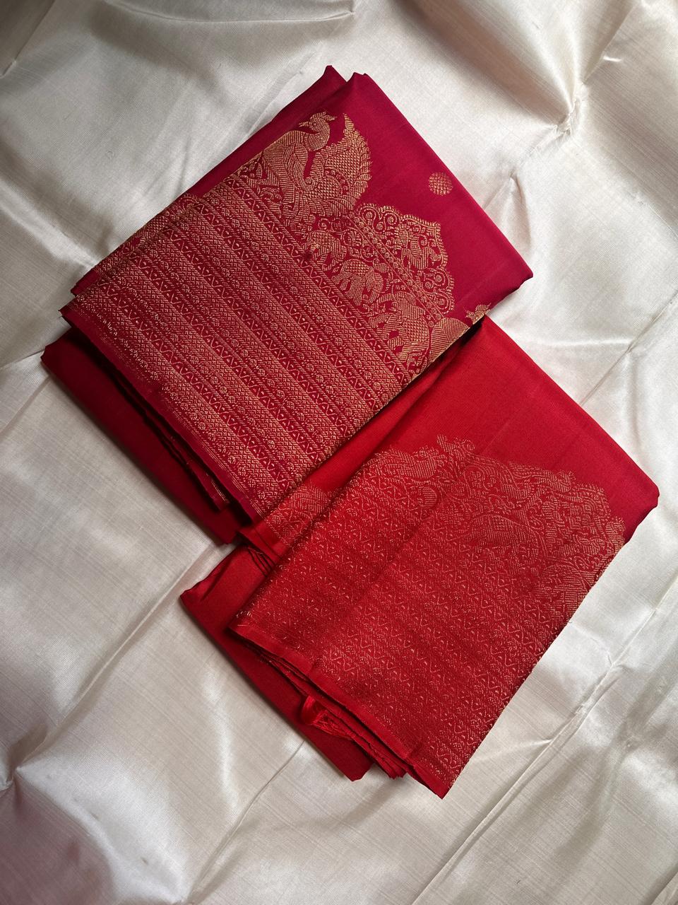 Rose Vermillion – Pure Kanchipuram Silk Saree
Reddish-Pink Body with Petite Gold Zari Buttas ✨
Regal Zari Border with Elephant & Peacock Motifs
Grand Rose Vermillion Pallu with Brocade Lattice
Silk Mark Certified, delivery in 2 weeks