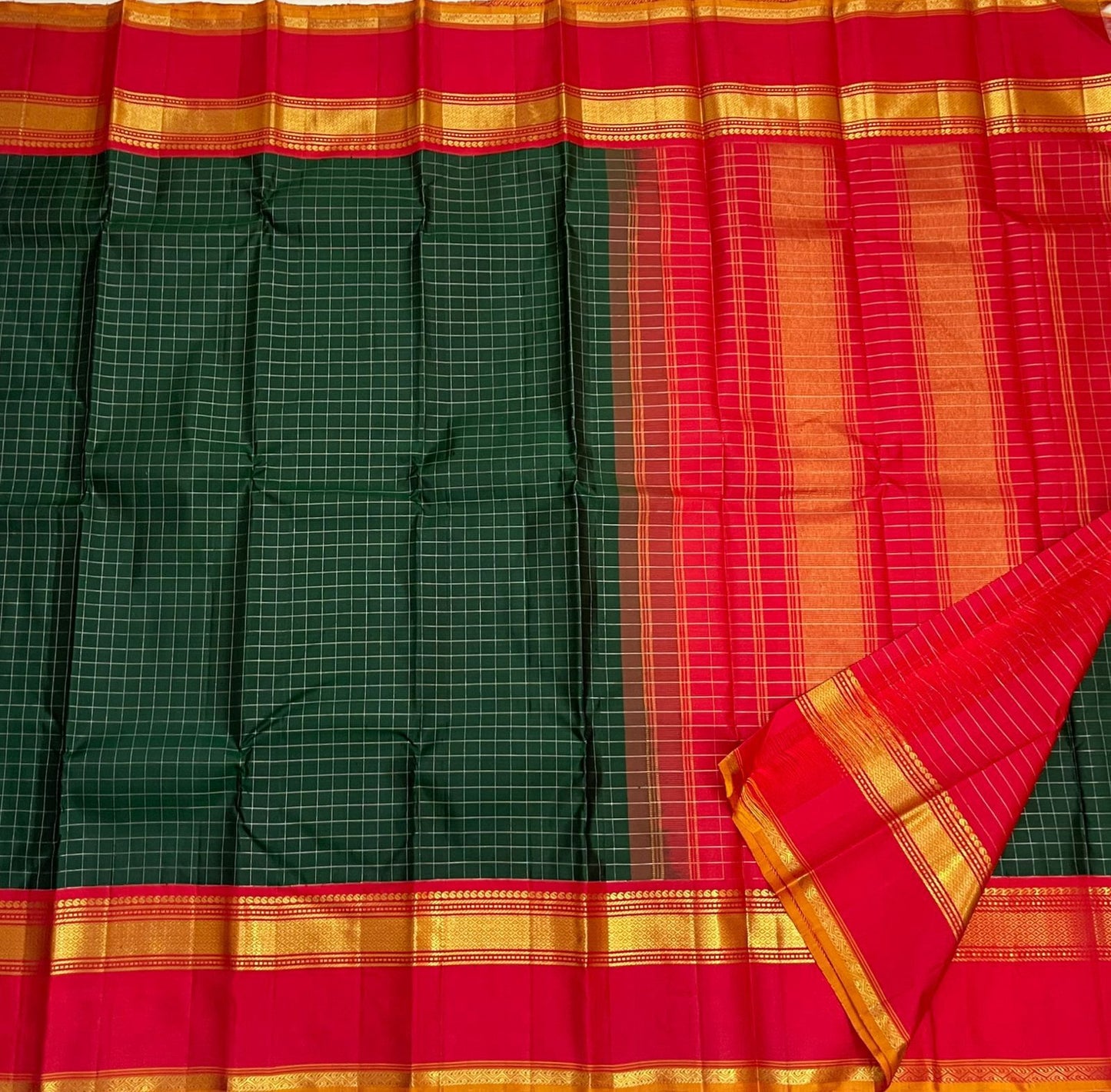 Verdant Blaze Korvai – Pure Silk Kanchipuram Saree
Deep Green Checked Body with Contrast Red Border ✨
Mustard Selvedge Highlight for a Striking Edge 🌼
Rich Gold Zari Borders & Traditional Korvai Weave 💛
Silk Mark Certified | ships in2 weeks