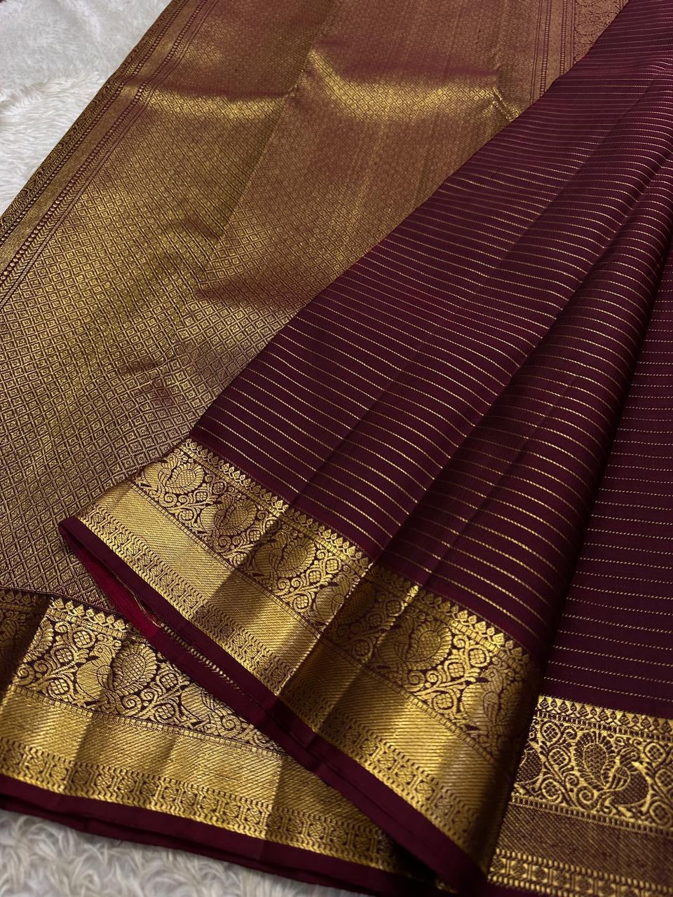 Zari Kattam Araimaadam – Coffee Brown, Pure Kanchipuram Silk Saree
Coffee-brown body with zari kattam checks, floral & mango buttas
Grand antique-gold border with floral/peacock vine;
Silk Mark Certified | Blouse Piece Included |ships in 1 week