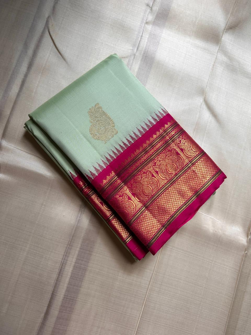 Mohana πΏβ¨ β Graceful Cardamom Pistachio Green Pure Kanchipuram Silk Saree with Handwoven Zari Peacocks π¦, Deep Purple Peacock Border ππ¦, Pillayar Moggu Detailing πΊ, & Intricately Woven Grid Zari Pallu ππ