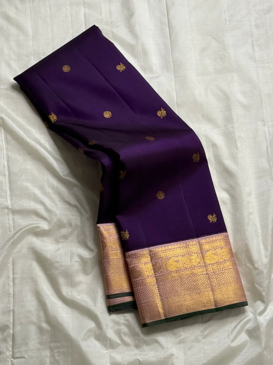 violet Sorgavasal mayil — Pure Silk Kanchipuram Saree
Deep violet body with antique-gold zari chakram buttas and petal-pink brocade mayil (peacock) borders
Silk Mark Certified ✅ • Ships in Two Weeks ✅ • Free Shipping within USA 🇺🇸