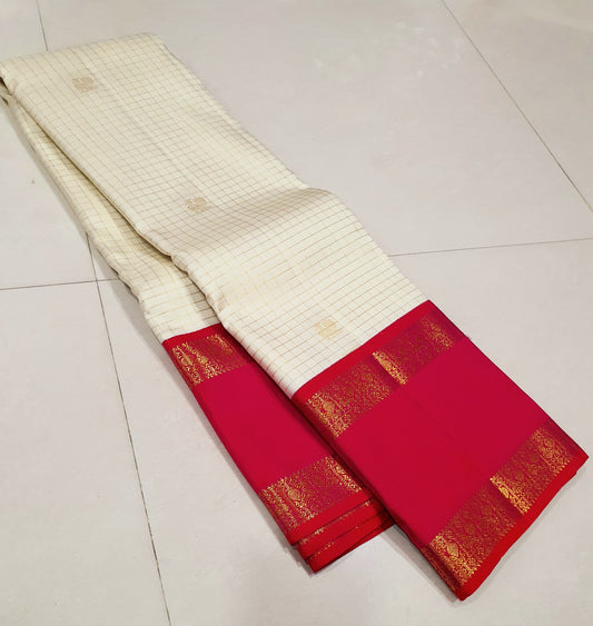 Ivory & Vermilion Rettapet Kattam
Pure Kanchipuram Handloom Silk
Auspicious Red Glow with Gold Zari Grid