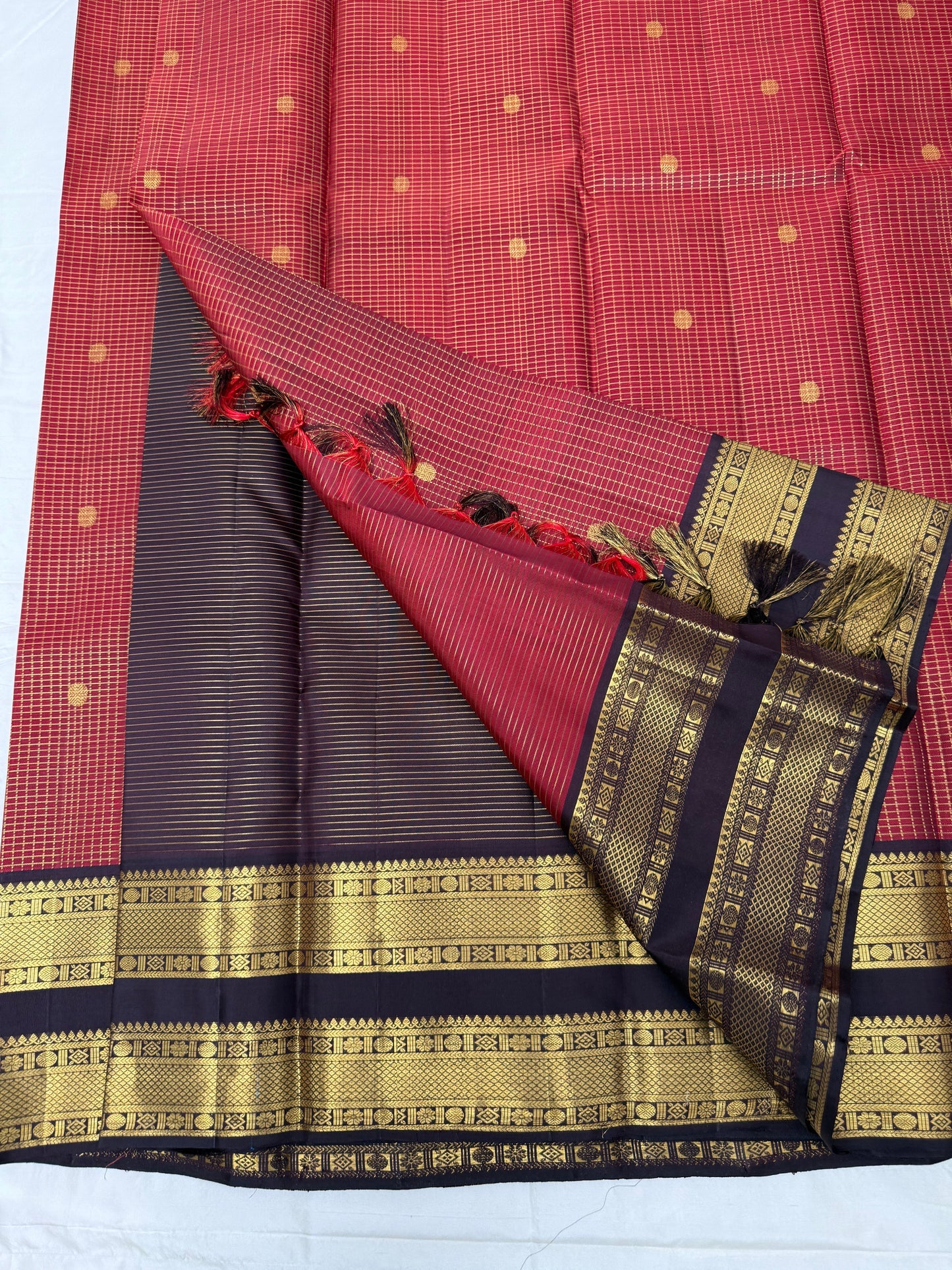 Amber Cocoa – Pure Kanchipuram Silk Saree
Warm cocoa-brown body with elegant zari kattam checks & buttas ✨
contrast border richly woven with zari motifs
zari pallu adorned with intricate patterns
Silk Mark Certified, ships in two weeks