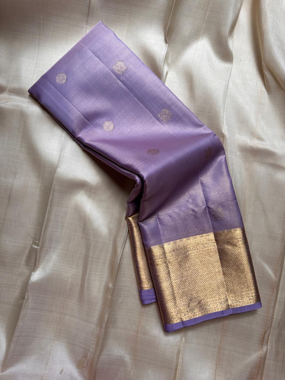 ✨ Lilac Vairaoosi — Pure Silk Kanchipuram Saree ✨
Pastel lilac body with vairaoosi pin-stripes and self-zari buttas, finished with antique-gold brocade borders and matching pallu.
Silk Mark Certified ✅ • Free Shipping within USA 🇺🇸 • Ships in 1 Week ✅
