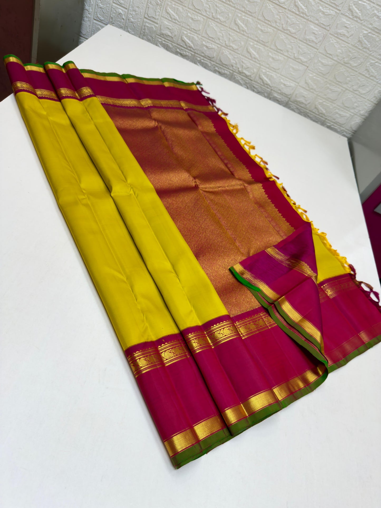 Chaamanthi – Pure Silk Kanchipuram in Sampanga, Turmeric Yellow with Magenta-Red Shot Borders, Manthulir Selvedge & Traditional Zari Detailing.
An ode to timeless tradition, reimagined in an auspicious , luminous palette.