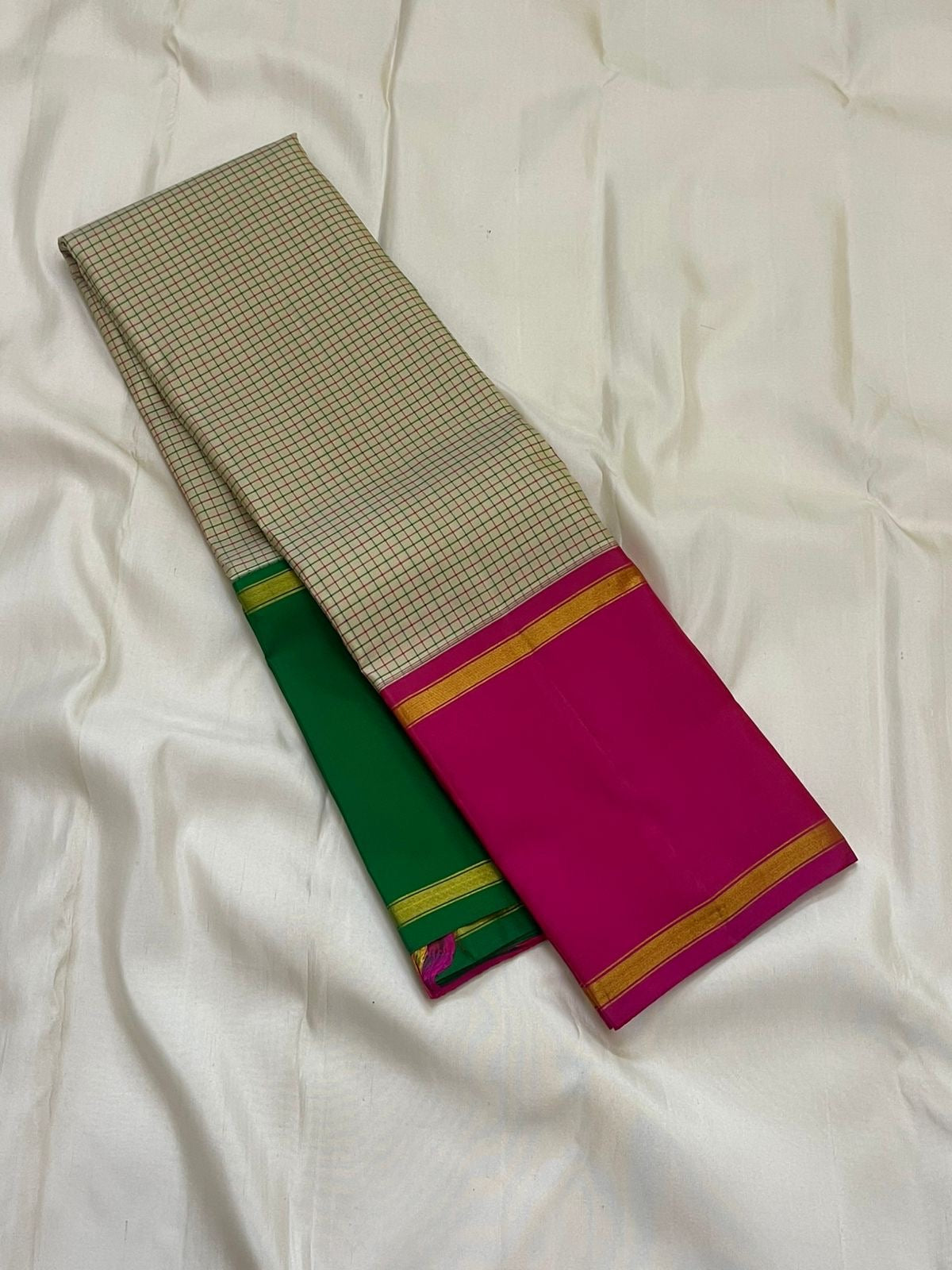 Ivory micro-checks with vibrant rani-pink korvai border & parrot-green blouse ✨
Silk Mark Certified • Fall & Pico Done • Free USA Shipping • Ships in 2 Weeks ✅
