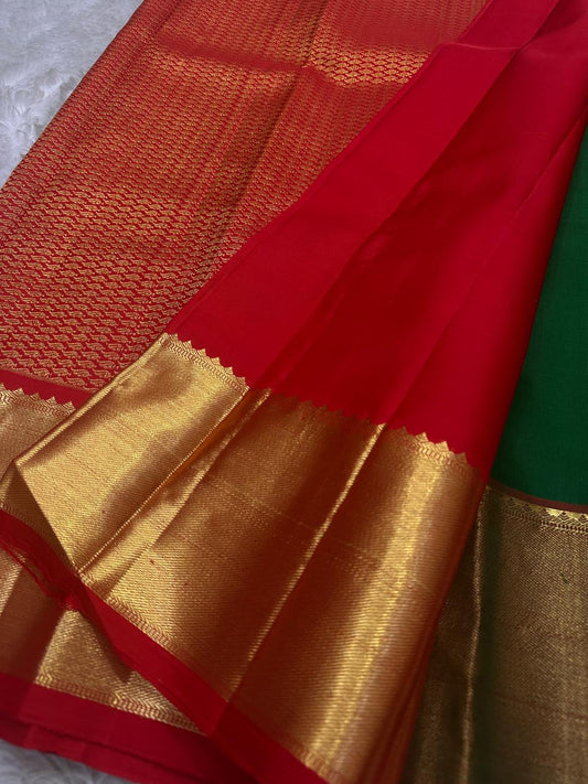 🍃 
Pachai Arakku Chakram — Bottle-Green & Vermilion Kanchipuram
Pure Silk • Silk Mark Certified • Handloom
Bottle-Green Body with Gold Chakram (coin) Buttas
Arakku-Red Korvai Border with Temple-Reku & Broad Tissue Zari • Rich Red Zari Pallū