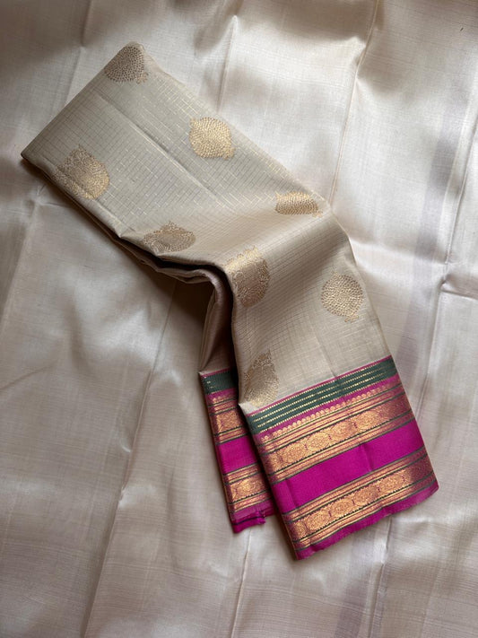 Jasmine Fuchsia — Pure Silk Kanchipuram Saree
Pearl-Ivory Body with Gold Buttas & Rani-Fuchsia Korvai Border ✨
Silk Mark Certified • Free USA Shipping • Ships in 2 Weeks✅