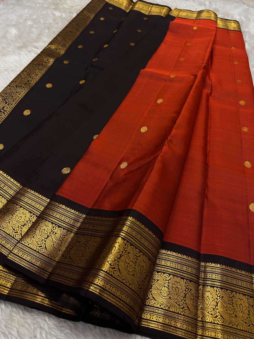 Crimson Earth – Red & Deep Brown Kanchipuram Pure Silk Saree ✨
Radiant Red Body with Golden Zari kamalam Buttas
Deep Brown Korvai Border with Peacock Motifs
Majestic Brown Pallu with Ornamental Zari Weaving
Silk Mark Certified, delivery in 2 weeks