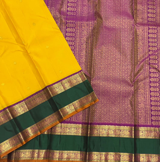 Amrita Pallavi — Kanchipuram Pure Silk
Marigold Yellow Body with Gold Zari Buttas ✨
Deep Bottle-Green Korvai Borders with Paisley Zari & Violet Selvedge
Regal Purple Pallu with Diamond Jaal and Leaf Columns 🌸
Silk Mark Certified | Free USA Shipping |